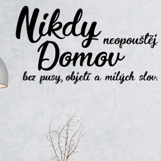Samolepka Nikdy neopouštěj domov bez pusy, objetí a milých slov